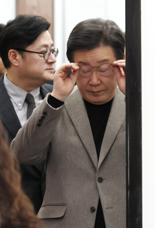 이재명 더불어민주당 대표가 19일 국회 본청에서 열린 당 최고위원회의에 참석하며 안경을 고쳐쓰고 있다.<연합뉴스>